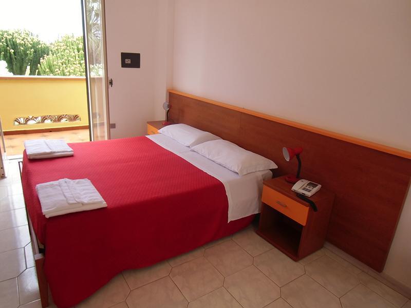 Villaggio Hotel Club Calanovellamare Piraino Camera foto
